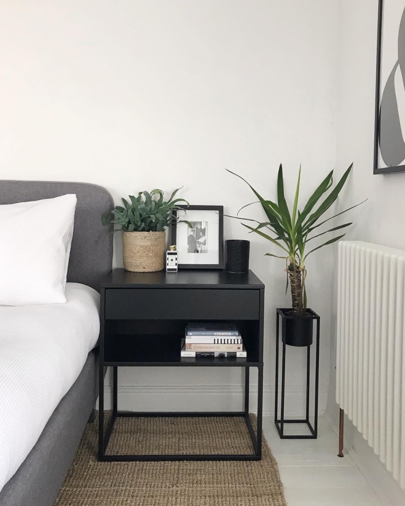 50513905_315124955789538_6829311092015738355_n Milano Windsor column radiator in a bedroom.