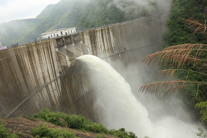 dam-discharge-water-during-summer-time-PNZ4DAM water dam during the summer